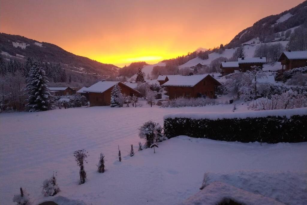 A4 Km De Megeve Tres Joli Studio Avec Jacuzzi ,Vue Sur Les Montagnes Au Calme Praz-sur-Arly Luaran gambar